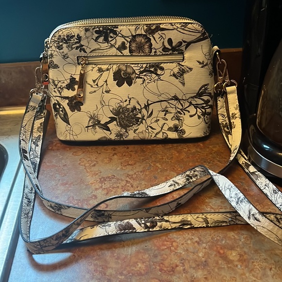 Cute as a button black and white purse! - Picture 10 of 10